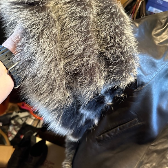 Black Lamb Leather Cape, with Fox Fur Trim - Picture 3 of 8